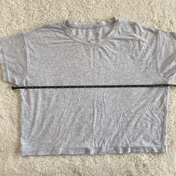 ❤️ Lululemon Cates Tee Size 4 Heathered Core Ultra Light Grey NWOT - Picture 6 of 10